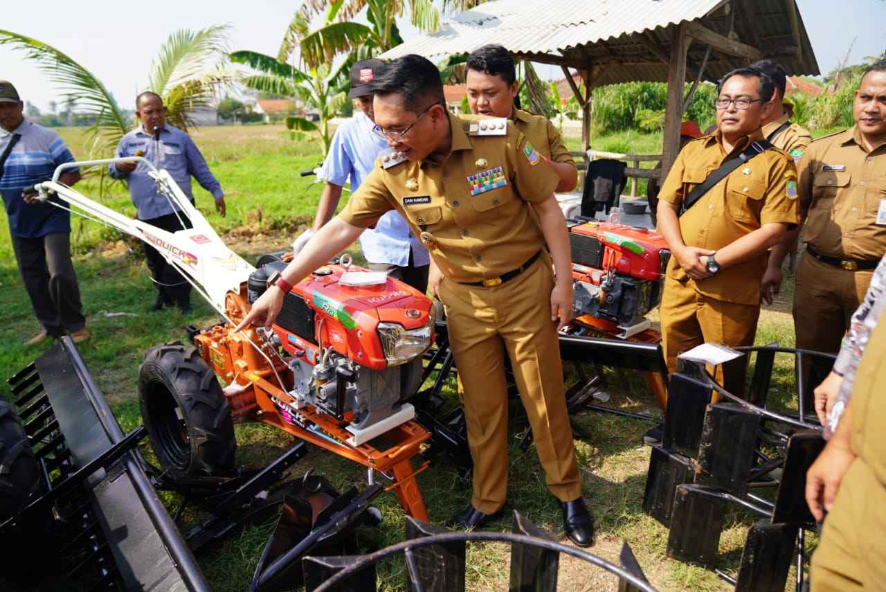 Tingkatkan Produksi Pertanian Pj Bupati Bekasi Salurkan Mesin